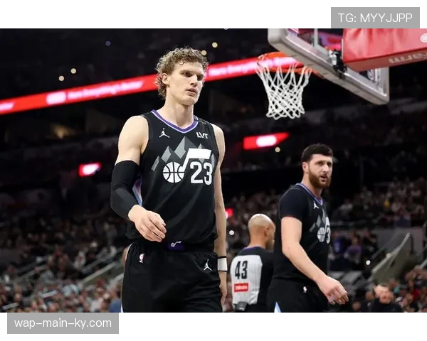 爵士主力大量缺阵被迫年轻化，快速轮转与防守反击成主要打法